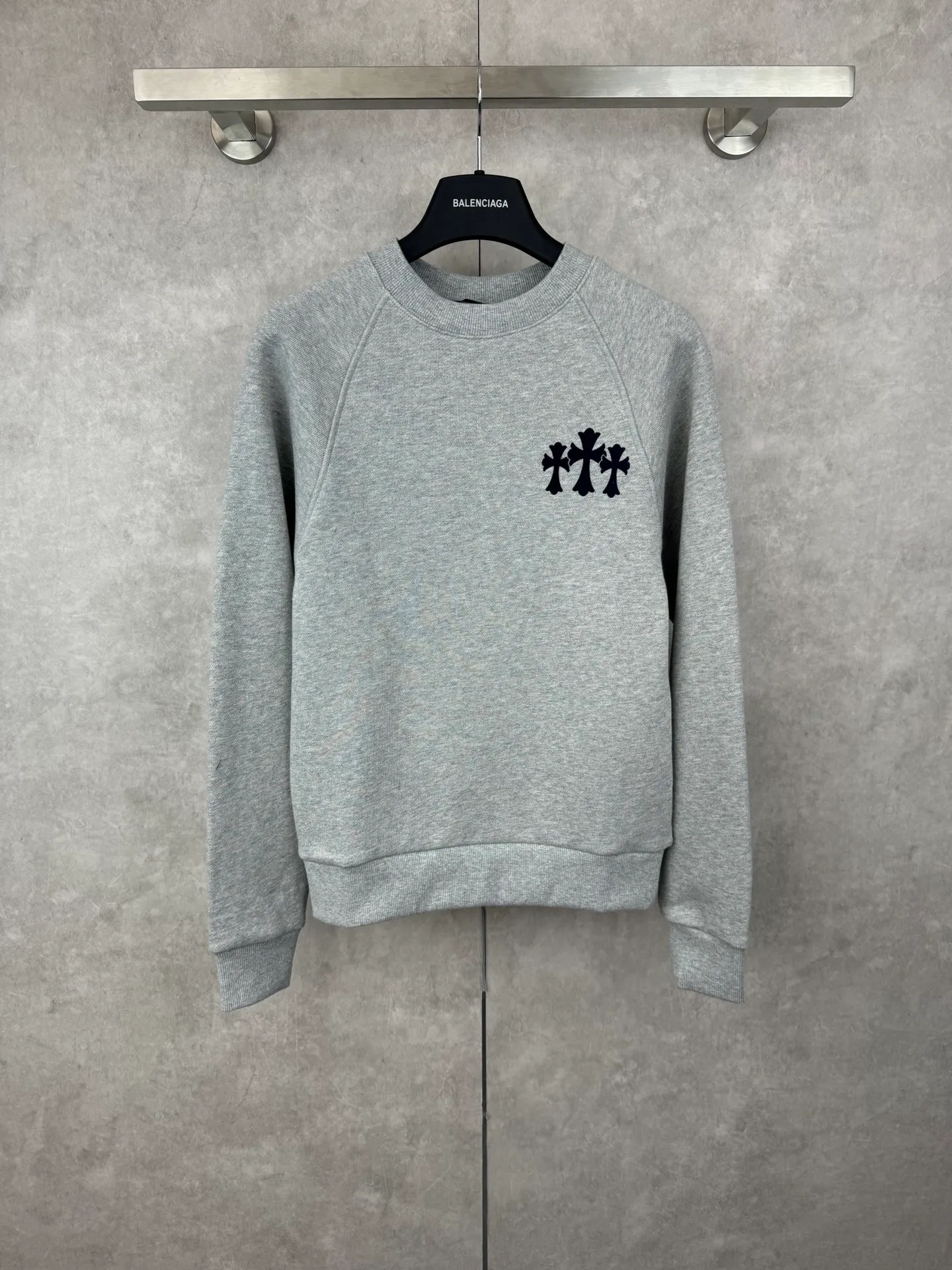 P320 Chrome hear 25FW early autumn new CH cross flocking round neck women's sweatshirt SIZE S/M/L Drop shoulder pullover silhouette sweatshirt tailoring Threaded hemming details on the cuffs and hem create a refined and coordinated atmosphere Cross logo embroidery decoration on the chest highlights the brand's high-end feel The overall style is low-key without losing texture. Casual and fashionable wear, suitable for commuting and daily travel